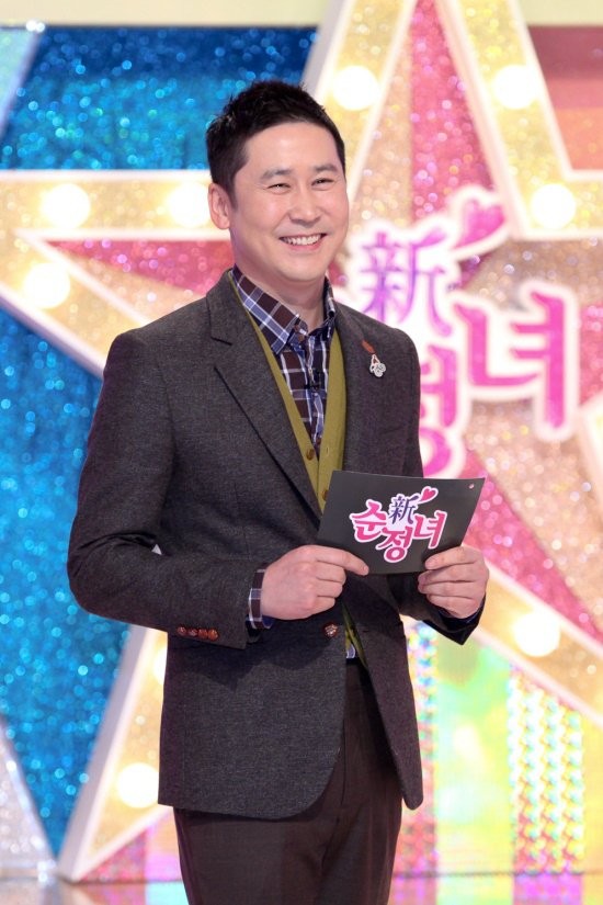 ▲ 최근 ‘19금 토크’로 각광 받고 있는 개그맨 신동엽이 다수의 예능 프로그램 MC자리를 꿰차며 제 2의 전성기를 맞고 있다.