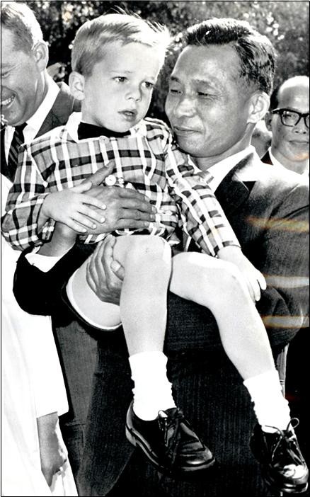 ▲ 워싱턴 공항에서 국무부 의전장의 아들을 안고 (1965.5.19일)ⓒ소장자 이현표.