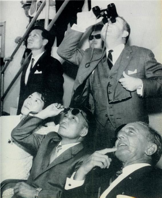 ▲ 로켓 발사장면 관람하는 박 대통령 내외 (1965.5.22일)ⓒ소장자 이현표.