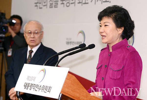 ▲ 박근혜 대통령 당선인이 지난 24일 국무총리 후보자로 김용준 인수위원장을 지명하고 있다. ⓒ 뉴데일리