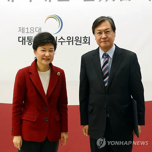 ▲ 박근혜 대통령 당선인과 사퇴한 최대석 위원 ⓒ 연합뉴스