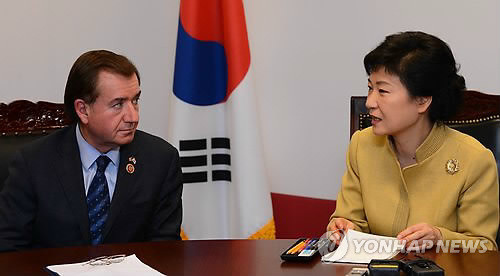 ▲ 박근혜 대통령 당선인이 1일 오후 서울 통의동 금융감독원 연수원 내 집무실에서 미국 하원의원단을 접견한 자리에서 에드 로이스 하원외교위원장과 대화하고 있다. ⓒ 연합뉴스