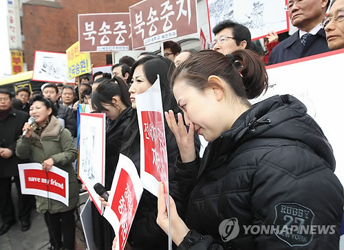 ▲ 2012년 2월 서울 종로구 중국대사관 앞에서 열린 북한인권단체들의 탈북자 강제북송중지 촉구 기자회견에서 탈북자들이 '고향의 봄'을 부르며 눈물을 흘리고 있다.ⓒ 연합뉴스