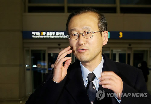 ▲ 북한의 핵실험이 임박했다는 관측이 나오는 가운데 우리측 6자 회담 수석대표인 임성남 한반도평화교섭본부장이 3일 오후 중국을 방문하기에 앞서 인천공항 출국장에서 취재진에게 방문 목적을 밝히고 있다.ⓒ연합뉴스