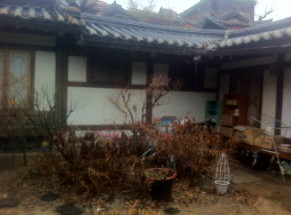 ▲ 사진 왼쪽과 오른쪽 건물은 SH공사 소유, 가운데 부분은 서울시 소유라고 현씨는 설명했다.ⓒ