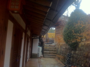 ▲ SH공사 한옥과 연결돼 있는 서울시 소유 게스트하우스 내부 모습. SH 소유 한옥의 뒷켠에 위치해 있다.ⓒ