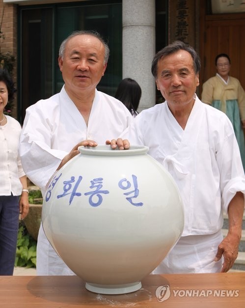 ▲ 류우익 통일부장관, 통일항아리 제작자인 백산 김정옥 선생과 기념사진.  ⓒ 연합뉴스DB