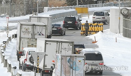 ▲ 경기도파주시 경의선남북출입사무소에서 차량이 개성공단으로 출경하고 있다.(자료사진) ⓒ 연합뉴스DB