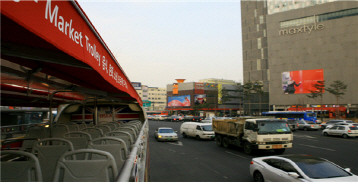 ▲ 전통시장 관광코스에 투입 예정인 천장 개방형 서울시티투어 버스.ⓒ