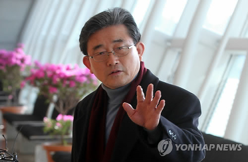 ▲ 한ㆍ미 양국 간 현안을 협의ㆍ조율하기 위해 6일 인천공항을 통해 미국으로 출국한 이한구 원내대표가 기자들의 질문에 답한 후 손을 들어 보이고 있다. ⓒ연합뉴스