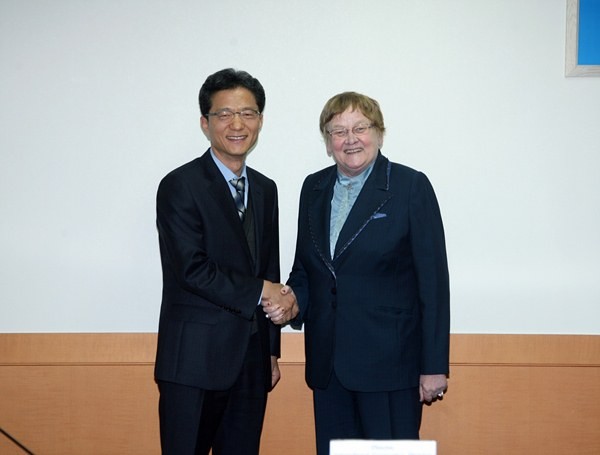 ▲ 김대희 방통위 상임의원과 에네 에르크마 국회의장