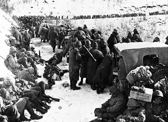▲ 1950년 12월 장진호 전투 당시 美해병 1사단. 이들의 철수작전은 어떤 전투보다 치열했다.