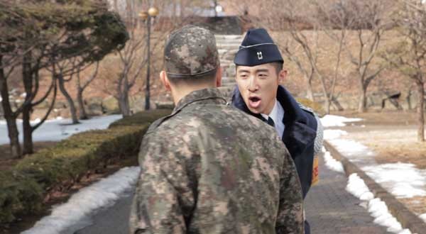 ▲ '레밀리터리블' 중 장발장 이병을 다그치는 자베르 중위..