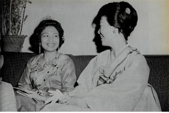 ▲ 말레이시아 왕비와 육 여사 (1966.2.9일)ⓒ소장자 이현표.