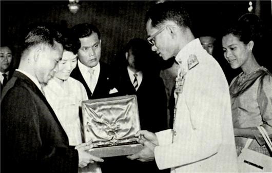 ▲ 방콕 시청에서 금열쇠 수령(상)과 훈장교환(하) (1966.2.10일)ⓒ소장자 이현표.