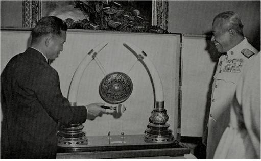 ▲ 방콕 시청에서 금열쇠 수령(상)과 훈장교환(하) (1966.2.10일)ⓒ소장자 이현표.