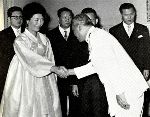 ▲ 태국 총리 예방을 받는 박 대통령 내외 (1966.2.10일)ⓒ소장자 이현표.