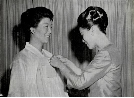 ▲ 태국 적십자사를 방문, 왕비로부터 훈장을 받는 육 여사 (1966.2.11일)ⓒ소장자 이현표.