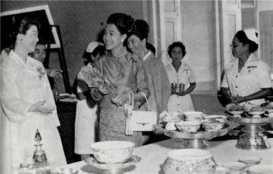 ▲ 육 여사, 태국 왕비의 안내로 태국 적십자사 병원 방문 (1966.2.11일)ⓒ소장자 이현표.