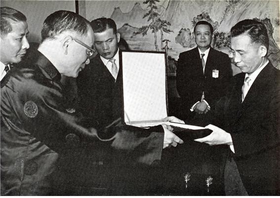 ▲ 타이페이 시장으로부터 시 열쇠를 받는 박 대통령 (1966.2.15일)ⓒ소장자 이현표.