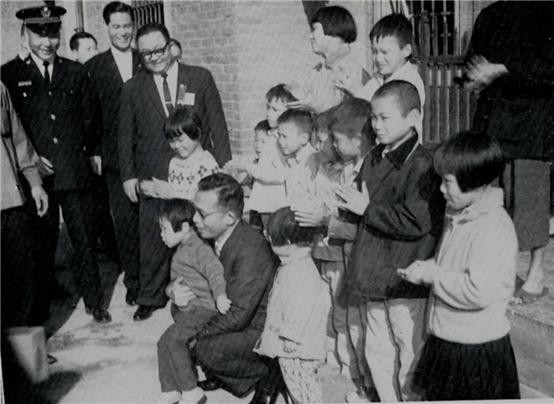 ▲ 농산물가공시설 시찰 및 어린이와 기념촬영 (1966.2.16)ⓒ소장자 이현표.