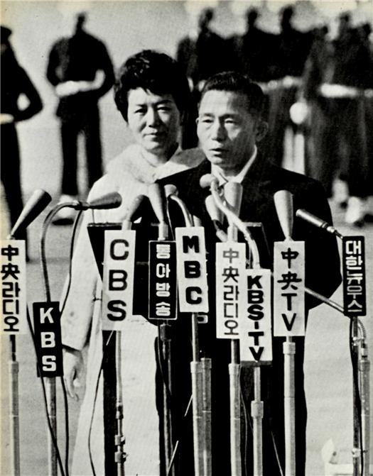▲ 김포공항에서 출국 인사하는 박 대통령 (1966.2.7일)ⓒ소장자 이현표.