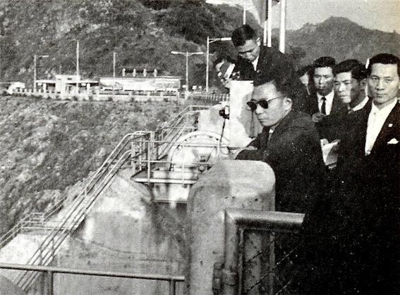 ▲ 다목적 댐, ‘석문 댐’을 시찰하는 박 대통령 (1966.2.16일)ⓒ소장자 이현표.