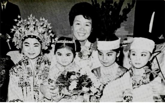 ▲ 육 여사, 부녀회 방문 및 어린이 무용단과 기념촬영 (1966.2.16)ⓒ