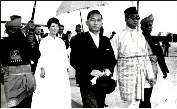 ▲ 박 대통령 내외를 환영하는 나시루딘 국왕 (1966.2.7일)ⓒ소장자 이현표.