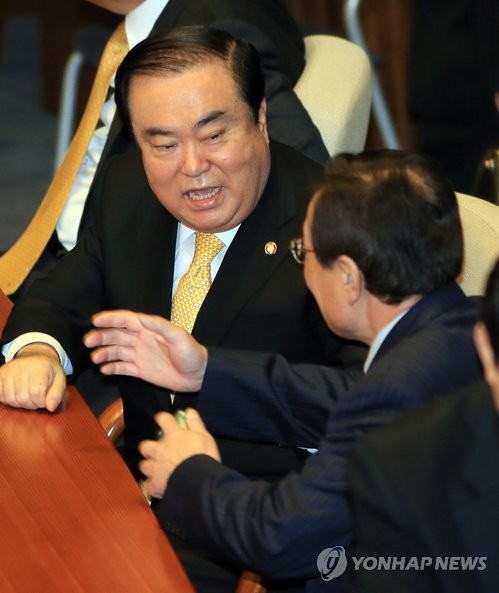 ▲ 민주통합당 비주류 핵심인 문희상 비상대책위원장이 7일 국회 본회의장에서 친노계의 좌장 이해찬 전 대표와 대화를 나누고 있다. ⓒ연합뉴스