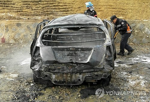 ▲ 7일 오후 전북 전주시 완산구 효자동 효자공원묘지 인근에서 승용차가 자살사이트 회원들이 설치한 LPG가스통에 의해 폭발했다. 2013.2.7 ⓒ 연합뉴스