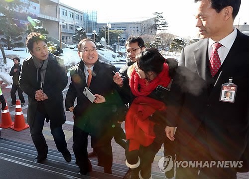 ▲ 정홍원 국무총리 후보자가 8일 서울 삼청동 한국금융연수원 내 대통령직 인수위원회에 도착해 취재진의 질문을 받고 있다. 2013.2.8 ⓒ 연합뉴스