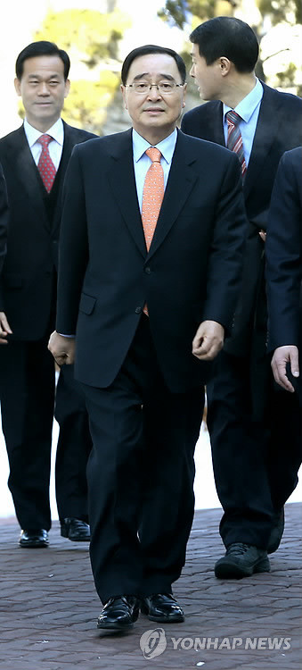 ▲ 정홍원 국무총리 후보자가 8일 서울 삼청동 한국금융연수원 내 대통령직 인수위원회에서 기자회견장으로 향하고 있다. ⓒ 연합뉴스