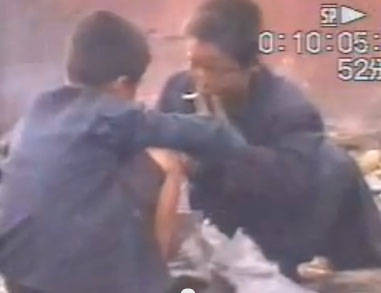 ▲ 능숙하게 담배를 피는 북한의 어린 꽃제비.