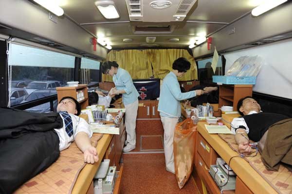 ▲ '사랑의 릴레이 헌혈'에 참여한 방사청 직원들.