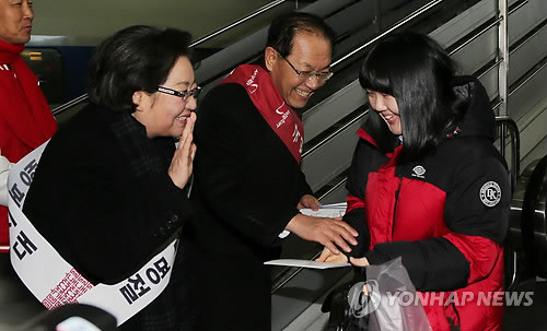 ▲ 새누리당 황우여 대표와 지도부 인사들이 8일 서울역에서 귀성객들에게 인사하고 있다. ⓒ연합뉴스