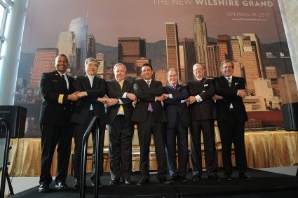 ▲ ⓒ왼쪽부터 브라이언 커밍스 LA 소방국 국장, 조양호 한진그룹 회장, 크리스 마틴 AC마틴 대표, 호세 후이자 LA시의원.