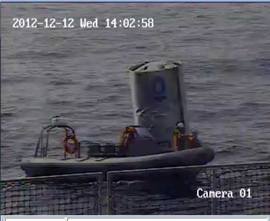 ▲ 우리 해군이 12월 12일 인양한 북한 미사일 추진체 연료통.