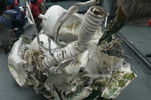 ▲ 해군이 인양한 북한 미사일 '은하 3호'의 부품들.