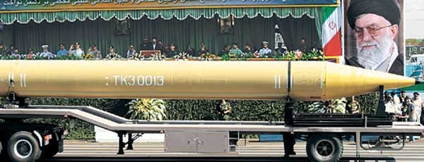 ▲ 이란이 자랑하는 샤하브-5 미사일. 북한이 만든 대포동 2호 미사일과 거의 같다.