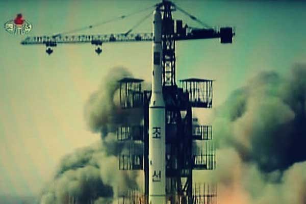 ▲ 북한 '은하 3호' 발사장면. 대륙간 탄도탄(ICBM)급이다. [사진:조선중앙TV 캡쳐]