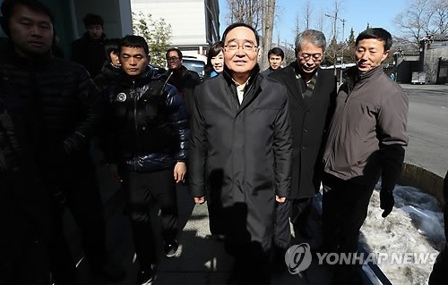 ▲ 정홍원 국무총리 후보자는 휴일인 11일 통의동 사무실에 출근, 총리실 간부들의 보고를 받았다. ⓒ 연합뉴스