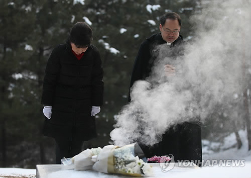 ▲ 대선운동기간중 원주의 지학순 주교 묘소를 참배하는 박근혜 당시 후보ⓒ