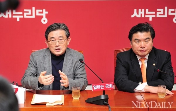 ▲ 새누리당 이한구 원내대표(왼쪽)는 12일 박근혜 당선인 취임식에 오바마 미국 대통령이 안보보좌관을 특사로 파견한다는 소식을 전했다. 자료사진.ⓒ 뉴데일리