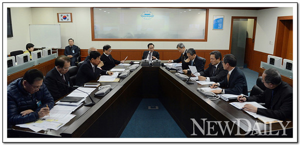 ▲ 이명박 대통령이 12일 청와대 국가위기관리 상황실에서 국가안전보장회의를 주재하고 있다. ⓒ 뉴데일리