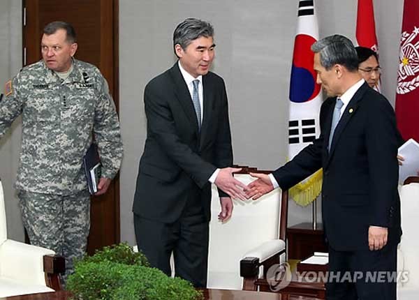 ▲ 지난 12월 13일 북한의 미사일 발사 이후 서먼 한미연합사령관, 성 김 주한 미대사가 김관진 국방장관을 찾았다.[사진: 연합뉴스]