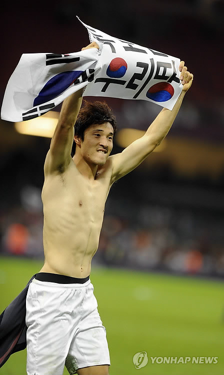 ▲ 2012 런던올림픽 남자 축구 일본과의 동메달 결정전에서 2-0으로 승리를 거둔 뒤 관중이 건넨 '독도는 우리 땅'이라고 적힌 플래카드를 들고 경기장을 돌고 있는 박종우 선수.   ⓒ 연합뉴스
