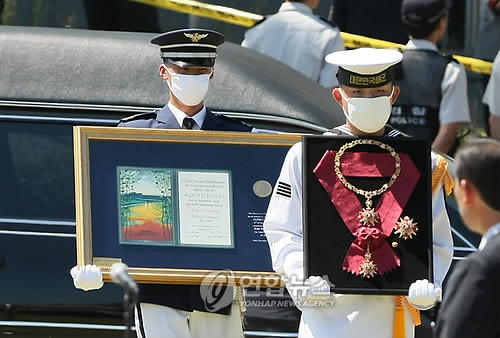 ▲ 무궁화대훈장은 역대 대통령의 상징과도 같았다. 사진은 국회에서 열린 고 김대중 전 대통령 영결식에서 무궁화대훈장과 노벨평화상을 선두로 영구차가 식장으로 들어오는 모습. ⓒ 연합뉴스