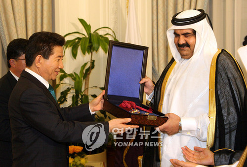 ▲ 카타르를 공식방문한 노무현 대통령이 하마드 빈 칼리파 국왕에게 무궁화대훈장을 수여하는 모습. ⓒ 연합뉴스