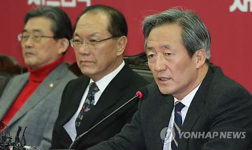 ▲ 새누리당 정몽준 의원이 13일 오전 여의도당사에서 열린 최고중진연석회의에서 북핵과 관련된 잘못된 주장을 지적하고 있다. ⓒ연합뉴스